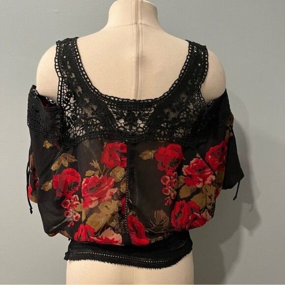 Guess Black & Red Rose Print Cold Shoulder Crochet Blouse Size XS - Picture 5 of 9
